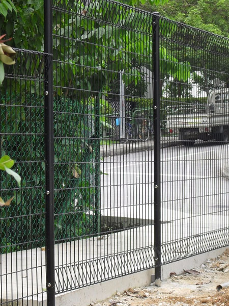 welded wire mesh fence