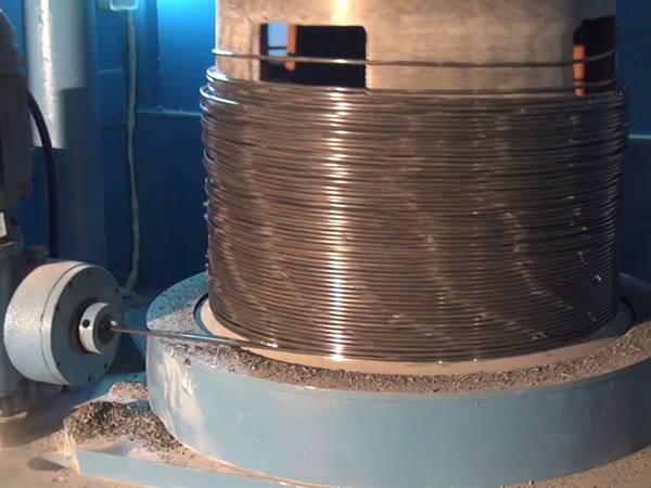 A roll of low carbon steel wires are on the axis.