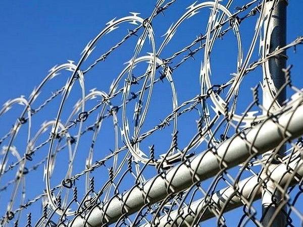 Flat wrap razor wire are installed at the top of chain link fence